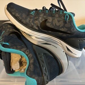 Men’s Nike Lunarlon Sneakers. Size 9
